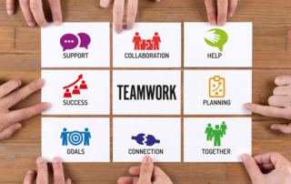 Kärtchen zu Teamwork, Ziele, Unterstützung - Unternehmensberatung; Redaktion Simone Giesler