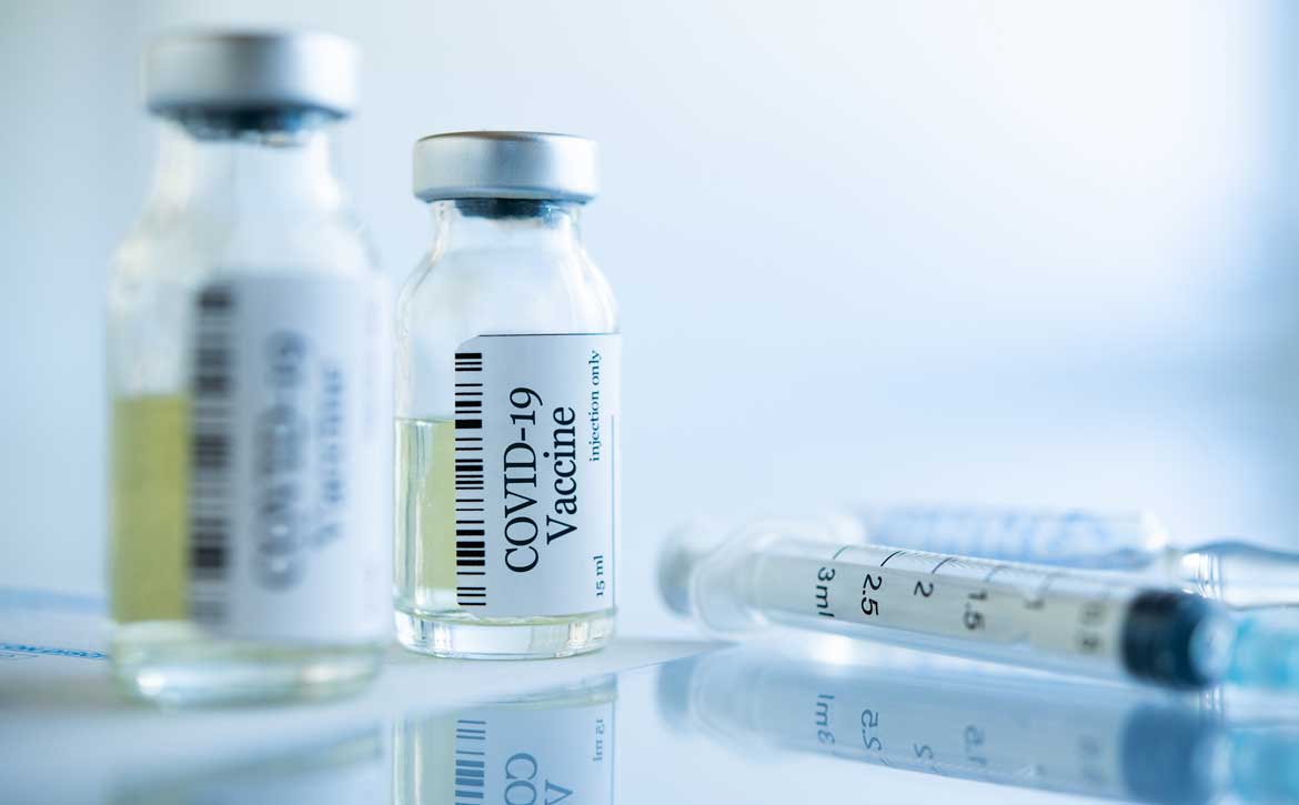 COVID-19 Impfung, Spritze und Ampulle