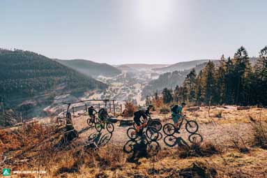 Mountainbiker auf einer Anhöhe im Schwarzwald