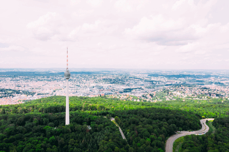 Stuttgart von oben mit grünen Hügeln, Fernsehturm und Stadtzentrum