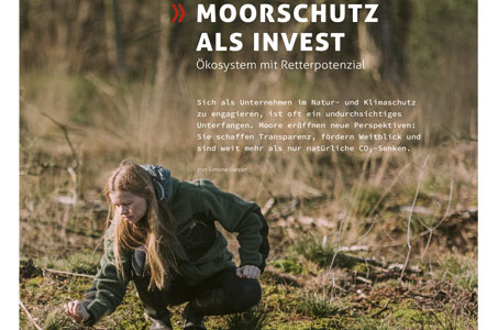 junge Frau im Moor inspiziert Moorpflanzen