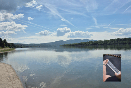 Fluss Donau mit Glasgefäß mit Mikroplastik